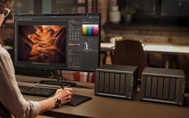 群晖 DS1522+ NAS,配备 5 盘位和 AMD Ryzen 处理器,助力团队高效数据共享。