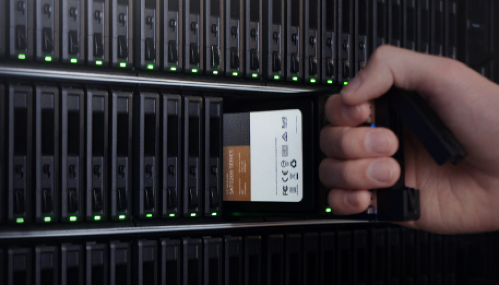 群晖FS3600插入硬盘